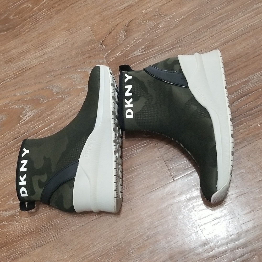 (7½M) DKNY Camo Wedge Ankle Booties Contemporary Streetwear Military Style